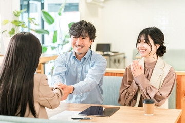 企業のオフィスで握手をして挨拶・自己紹介・契約を結ぶビジネスマン
