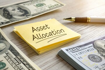 Obraz premium Financial planning concept with a sticky note labeled 'Asset Allocation' surrounded by cash and a pen