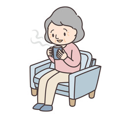 水色のソファに座ってコーヒーを飲むシニア女性