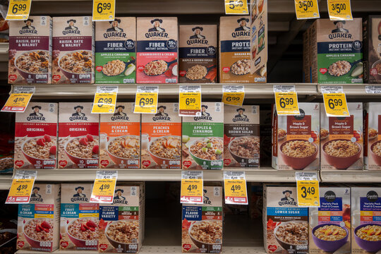 Davis, CA, USA. 21 Sept 2025. Shelves of breakfast cereal boxes displayed in a supermarket aisle.