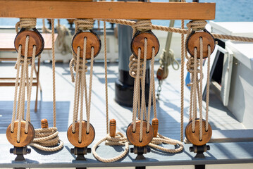 Talje und Jungfer in den Wanten des restaurierten traditionellen Frachtschiffs Lošinjski Loger...