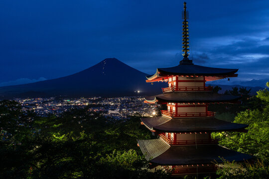 Chureito Pagoda with Mount Fuji at dusk, Fujiyoshida, Japan