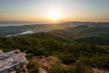 Obraz premium Sonnenaufgang über der Insel Korčula, der Halbinsel Pelješac und der kroatischen Riviera von Makarska vom Berg Hum bei Vela Luka, Korčula, Kroatien