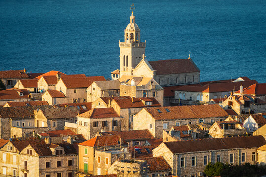 Kirche Sv. Marko und Geb&auml;ude der historische Altstadt von Korcula vor der Insel Peljesac bei Sonnenuntergang, S&uuml;ddalmatien, Kroatien