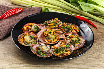 Baked scallops with scalion oil