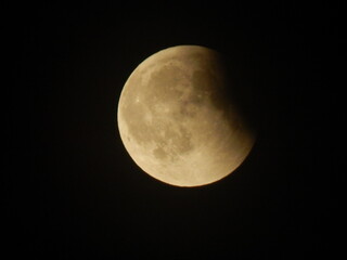 Capture spectaculaire en haute résolution d'une éclipse lunaire totale, souvent surnommée la 