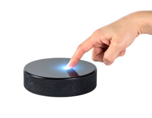 光る円盤に伸びる手が象徴するデジタル操作のコンセプト｜背景なし・透過PNG・コピースペース