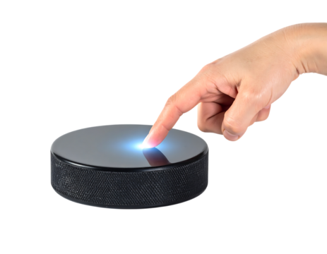 光る円盤に伸びる手が象徴するデジタル操作のコンセプト|背景なし・透過PNG・コピースペース