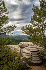 Stufen eingeschlagen im Felsen auf dem Gipfel des Gamrig im Elbsandsteingebirge