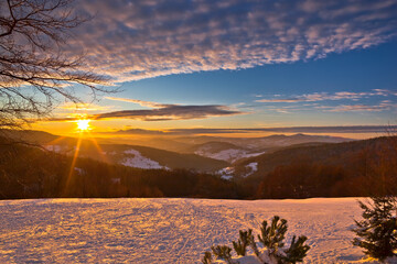 Piękna zima w okolicach Bacówki nad Wierchomlą w Gminie Muszyna o zachodzie słońca.
