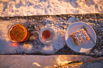 Piękna zima w okolicach Bacówki nad Wierchomlą w Gminie Muszyna o zachodzie słońca. Specjały kuchni z bacówki.