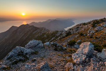 Fototapeta premium Sonnenaufgang über dem Gipfel des Berges Sv.Ilija auf der Halbinsel Pelješac und der Küste des kroatischen Festlands, Süddalmatien, Kroatien
