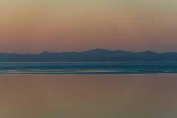 Ein ruhiges Meer vor der Insel Mljet im blauen und rötlichem Licht der Morgendämmerung, Dalmatien, Kroatien