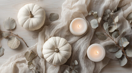 Composition automnale minimaliste avec citrouilles blanches, bougies et feuillages s&eacute;ch&eacute;s sur fond clair, style scandinave hygge