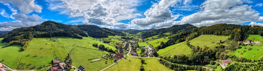 Blick auf Prinzbach im Schwarzwald, Deutschland, Luftaufnahme, Oktober 2025