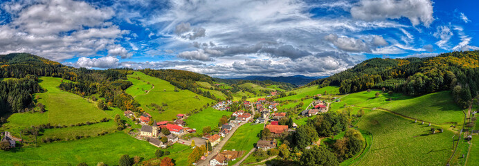 Blick auf Prinzbach im Schwarzwald, Deutschland, Luftaufnahme, Oktober 2025