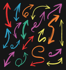 Naklejka premium Vibrant chalk arrows collection showing multiple directions and colorful designs on a dark surface