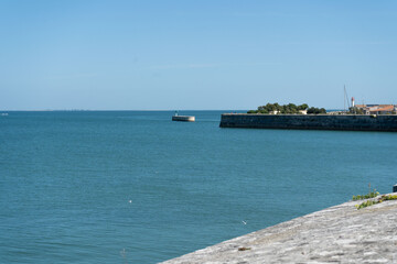 Fototapeta premium Vue large du faux Fort Boyard depuis Saint-Martin-de-Ré, Île de Ré