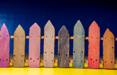 Fototapeta premium Barreras de madera con colores vivos alegres con fondo azul