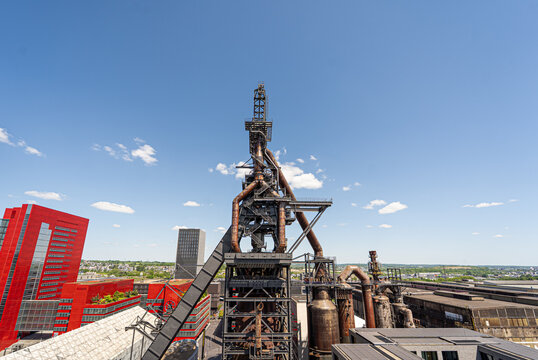 Architecture industrielle et vue moderne sur la ville de Belval, Esch-sur-Alzette, Luxembourg