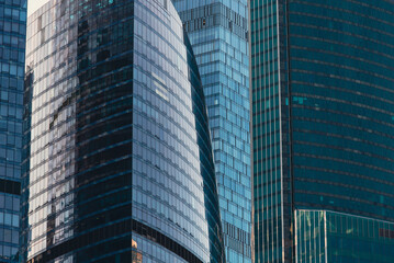Obraz premium mirrored windows of the facade of an office building