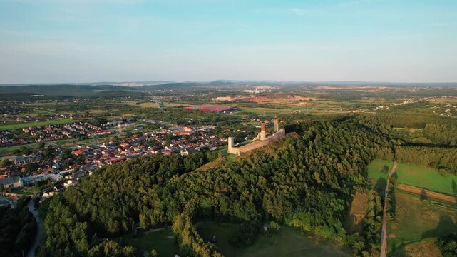Chęciny, zamek kr&oacute;lewski. Panorama w lecie z lotu ptaka