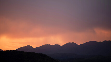 Lever du jour sur les montagnes à Windhoek en Namibie