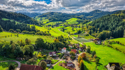 Blick auf Prinzbach im Schwarzwald, Deutschland, Luftaufnahme, Oktober 2025