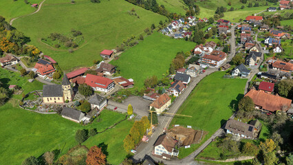 Blick auf Prinzbach im Schwarzwald, Deutschland, Luftaufnahme, Oktober 2025