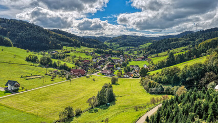 Blick auf Prinzbach im Schwarzwald, Deutschland, Luftaufnahme, Oktober 2025