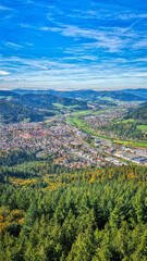 Blick auf Haslach im Schwarzwald, Luftfotografie, Deutschland, Oktober 2025