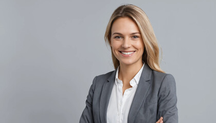 Fototapeta premium Portrait professionnel femme souriante sur fond gris pour entretien d’embauche entreprise business travail valeurs ressources humains IT digital numérique.