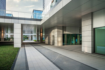 Obraz premium Sleek Modern Architecture Featuring Open Office Space Surrounded by Serenity