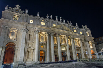 Obraz premium St. Peter’s Basilica Illuminated at Night, Vatican City