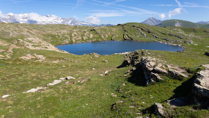 Le lac Noir, niché sur le plateau d'Emparis est un magnifique belvédère sur les arêtes de la face Nord de la Meije et du Râteau, 2 sommets de l'Oisans.