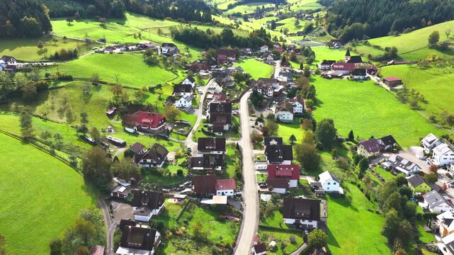 Blick auf Prinzbach im Schwarzwald, Deutschland, Luftaufnahme, Oktober 2025