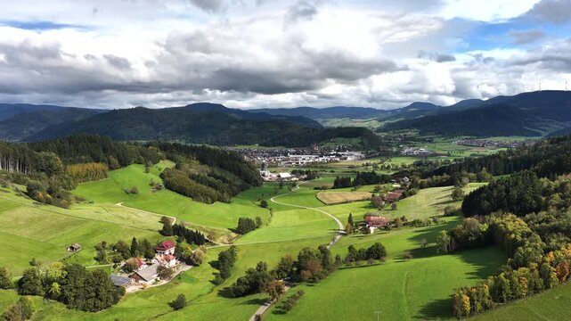 Blick auf Prinzbach im Schwarzwald, Deutschland, Luftaufnahme, Oktober 2025