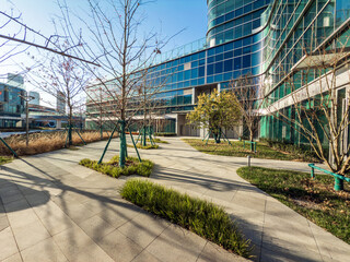 Tranquil Urban Oasis: A Modern Green Space Amidst Architectural Marvels