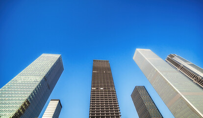 Obraz premium Captivating Urban Skyline: A Modern Architectural Marvel Showcased Against Clear Blue Skies