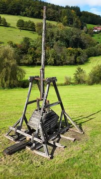 Altes Katapult in Prinzbach, Schwarzwald, Deutschland, Oktober 2025