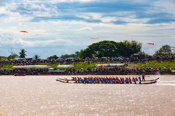 Obraz premium The Laos boat racing festival exemplifies the concept of boat racing in Asia by combining spiritual reverence, community unity, and athletic competition during the end of Buddhist Lent