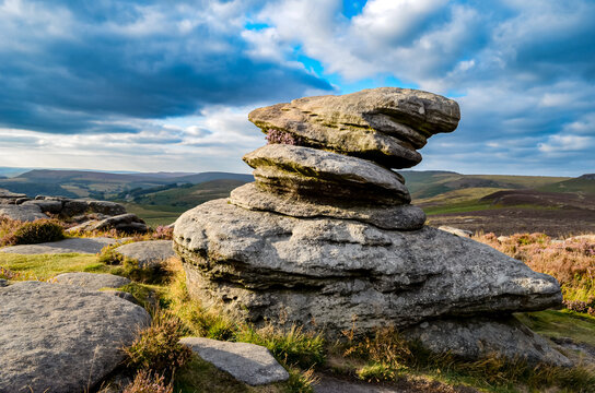 A beautiful scenic view from Surprise View in the Peak District, overlooking rolling countryside, open moorland, and dramatic Derbyshire landscapes. Perfect for travel, nature, tourism, and outdoors.