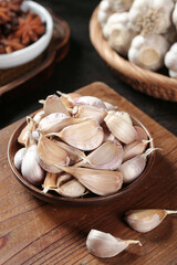 Fresh Shandong Farm Garlic Cloves in Wooden Bowl - Organic Cooking Ingredients