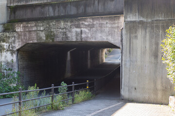 無人のトンネルの入り口