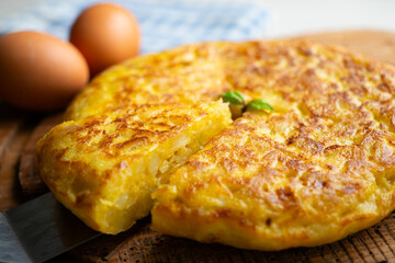 Traditional Spanish potato omelet. Step-by-step recipe to learn how to cook.
