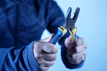 Pliers are workshop equipment specifically used for holding, cutting, removing and installing work materials. There are various types of pliers, including combination pliers, pointed pliers and cuttin