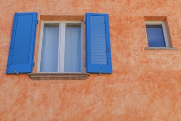 rimini, italien - typische fassade mit fenster im fischerviertel