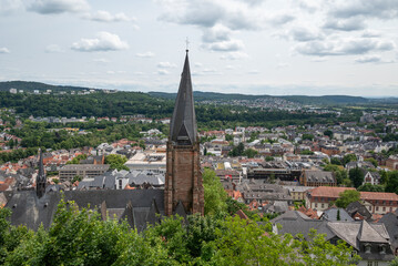 Stadtansicht von Marburg mit Kirchturm