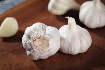 Fresh Shandong Garlic Bulbs on Wood - Farm Produce Kitchen Ingredient