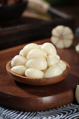Fresh Peeled Garlic Cloves in Wooden Bowl - Shandong Farm Organic Cooking Ingredients